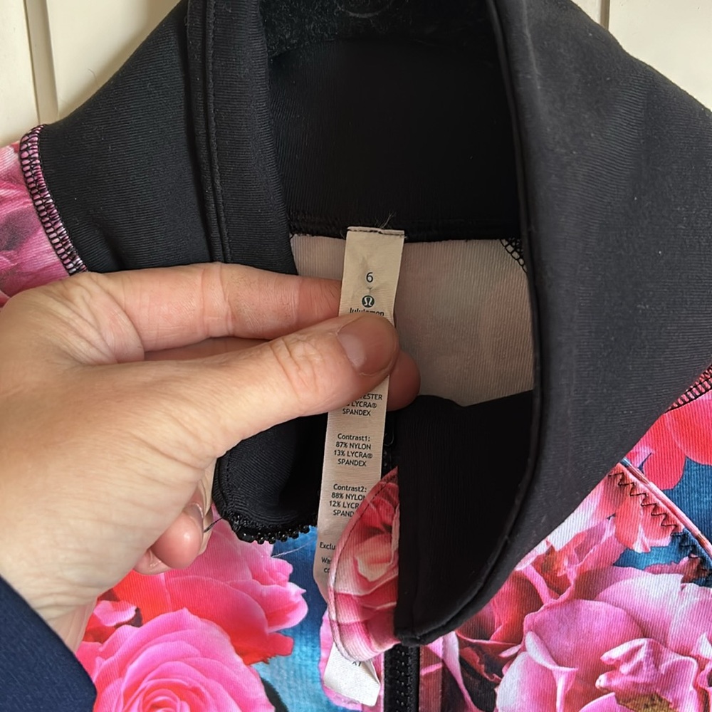 Lululemon rose jacket. Size 6 - Picture 3 of 4